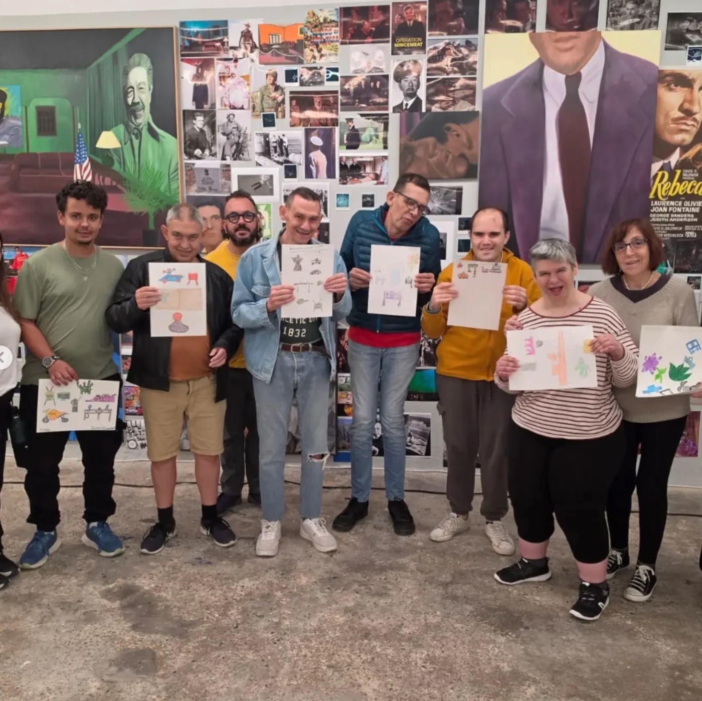 Grup d'AMADIBA amb els seus dibuixos al final de la visita-taller a Galeria Reus